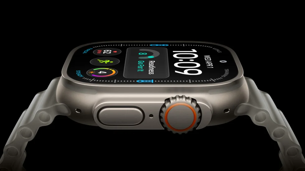 Apple Watch Ultra 4 in natural and black titanium