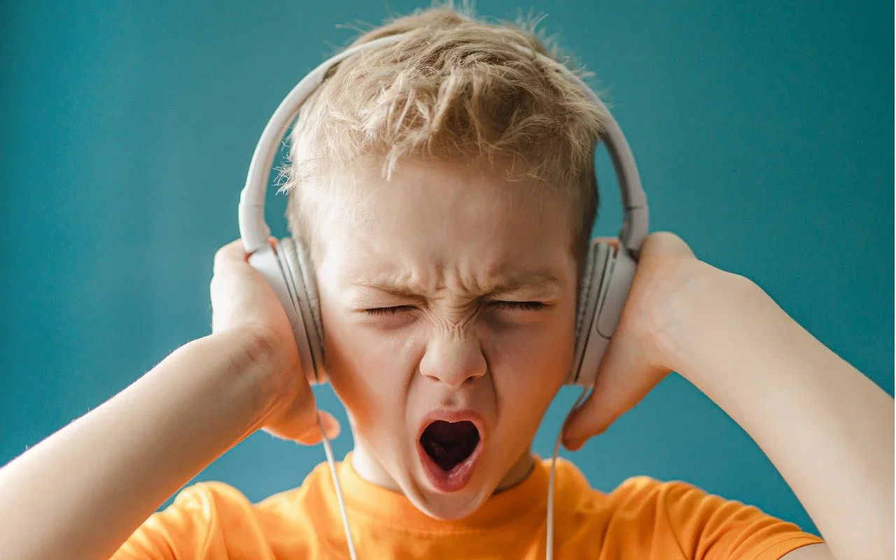 How to protect your childs hearing from too loud headphone