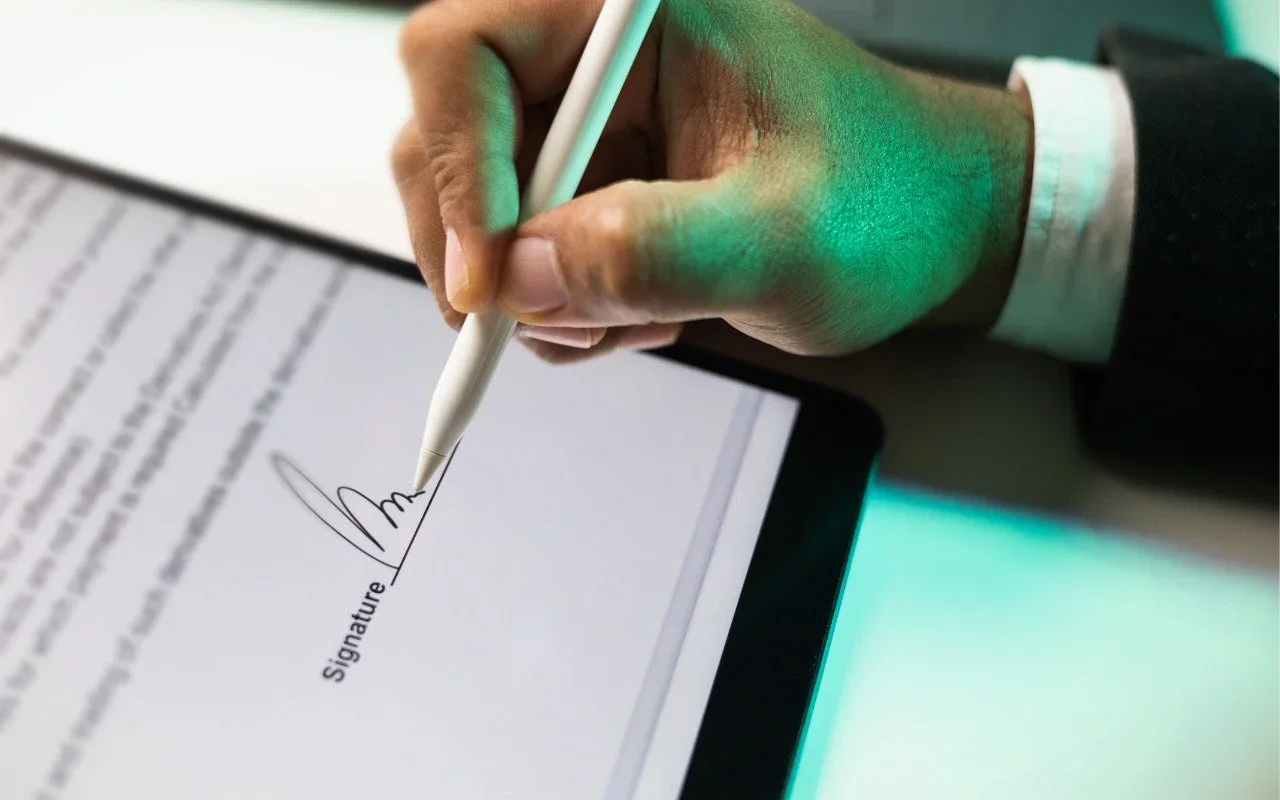 Apple device screenshot showing Signature