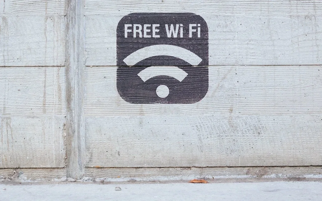 Free Wi-Fi symbol painted on a concrete wall