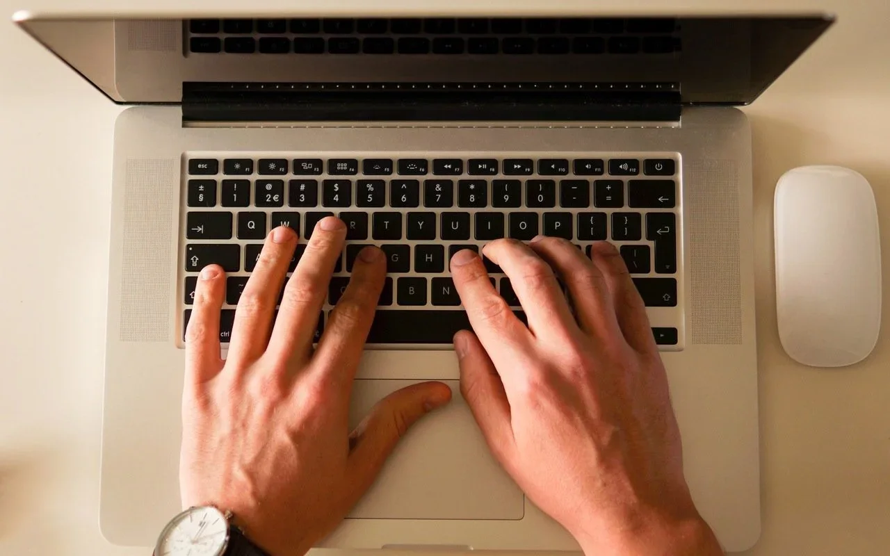 Heres how to flip between a mac apps windows with a keystr