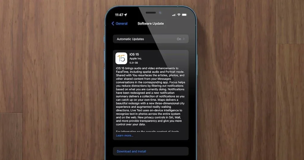 iPhone Automatic Updates screen showing an iOS 15.1 update